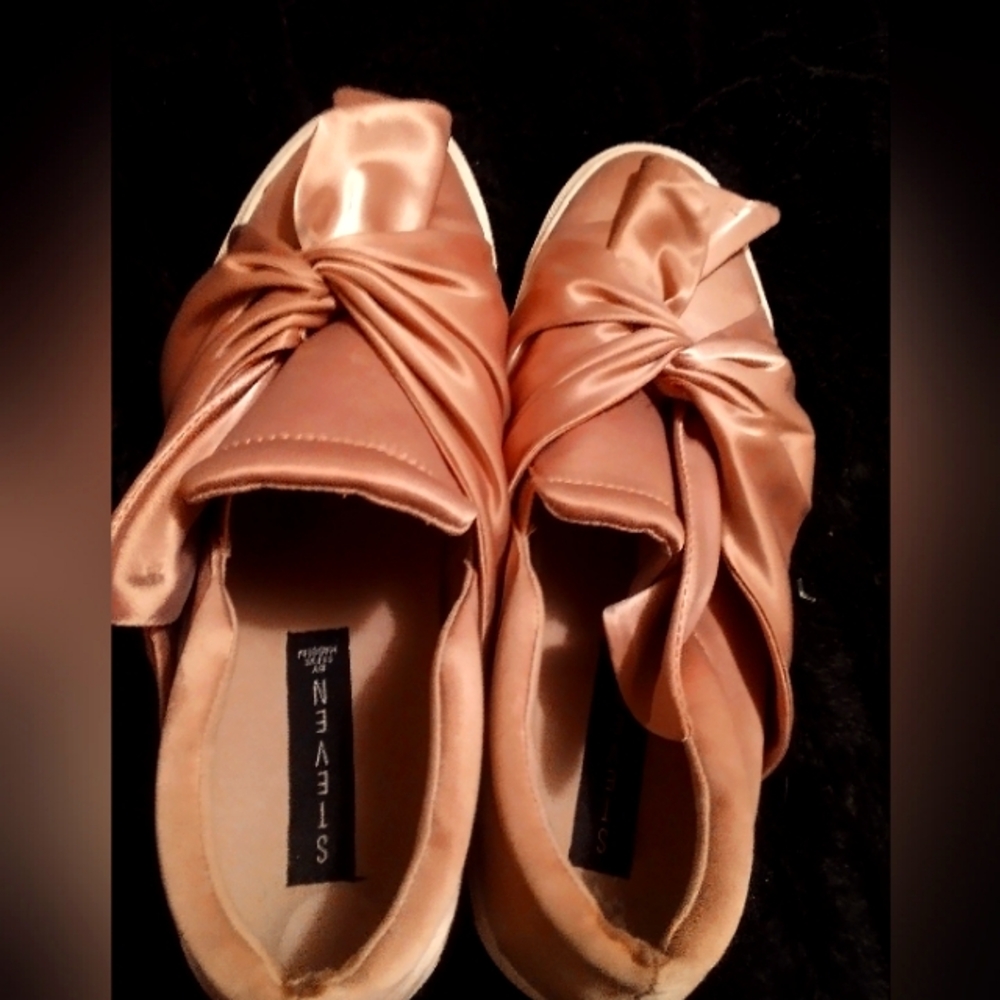 Steve Madden lightly worn satin slides
